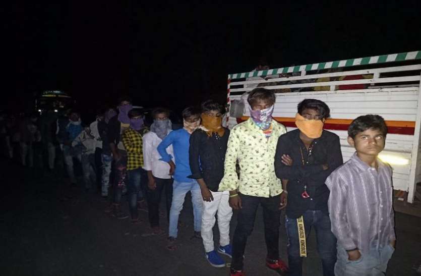 आलीराजपुर में सैकड़ों की संख्या में गुजरात से लौटे मजदूर आलीराजपुर में सैकड़ों की संख्या में गुजरात से लौटे मजदूर