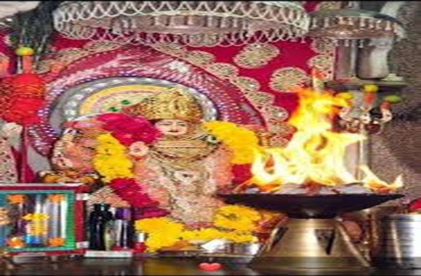 कोरोना का असर : घंटे-घडिय़ाल की गूंज मंद,श्रद्धालु घर में बंद कोरोना का असर : घंटे-घडिय़ाल की गूंज मंद,श्रद्धालु घर में बंद