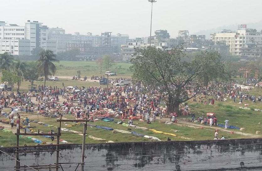 असम में लॉकडाउन के दौरान बाजारों में उमड़ी भीड़, सरकार ने उठाए सख्त कदम असम में लॉकडाउन के दौरान बाजारों में उमड़ी भीड़, सरकार ने उठाए सख्त कदम