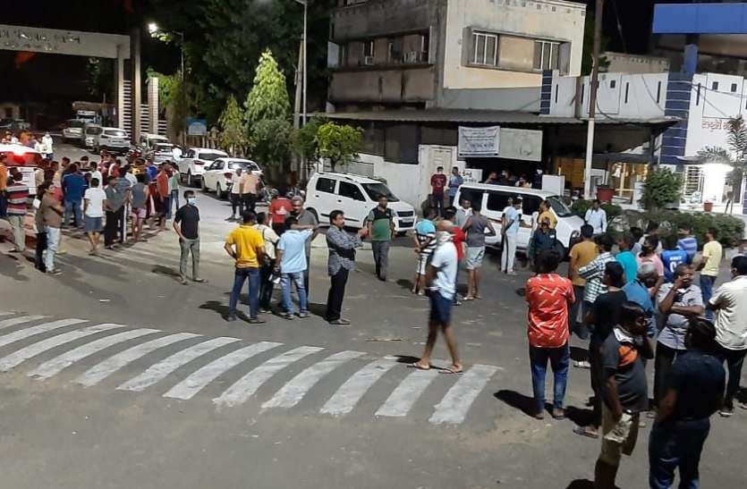 ट्रक चालकों ने पुलिस और शुगर मिल संचालकों पर किया पथराव ट्रक चालकों ने पुलिस और शुगर मिल संचालकों पर किया पथराव