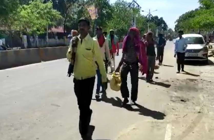 लॉकडाउन में सैकड़ों किलोमीटर पैदल ही अपने घरों को रवाना हुए मजदूर, जिसने भी देखा रह गया हैरान लॉकडाउन में सैकड़ों किलोमीटर पैदल ही अपने घरों को रवाना हुए मजदूर, जिसने भी देखा रह गया हैरान