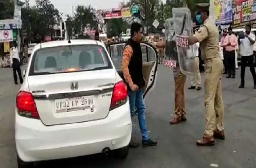 कोरोना के संदिग्ध मरीज को चलती कार से उतारा, और फिर बीच सड़क पर जो हुआ... कोरोना के संदिग्ध मरीज को चलती कार से उतारा, और फिर बीच सड़क पर जो हुआ...