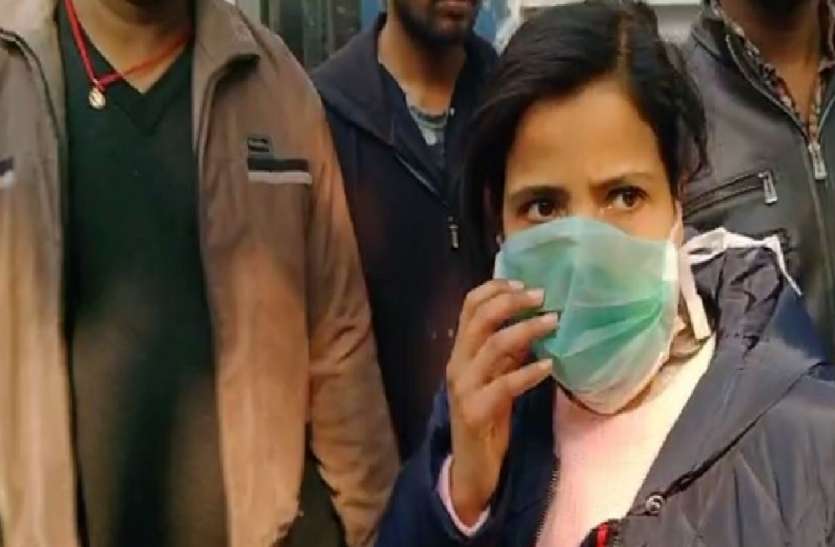 बरतें धैर्य व संयम, घर पर बिताएं वक्त और अपने साथ परिवार वालों का करें मनोरंजन बरतें धैर्य व संयम, घर पर बिताएं वक्त और अपने साथ परिवार वालों का करें मनोरंजन