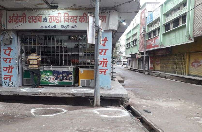 यहां राशन के लिए जद्दोजहद है साहब, शराब आसानी से मिलेगी यहां राशन के लिए जद्दोजहद है साहब, शराब आसानी से मिलेगी