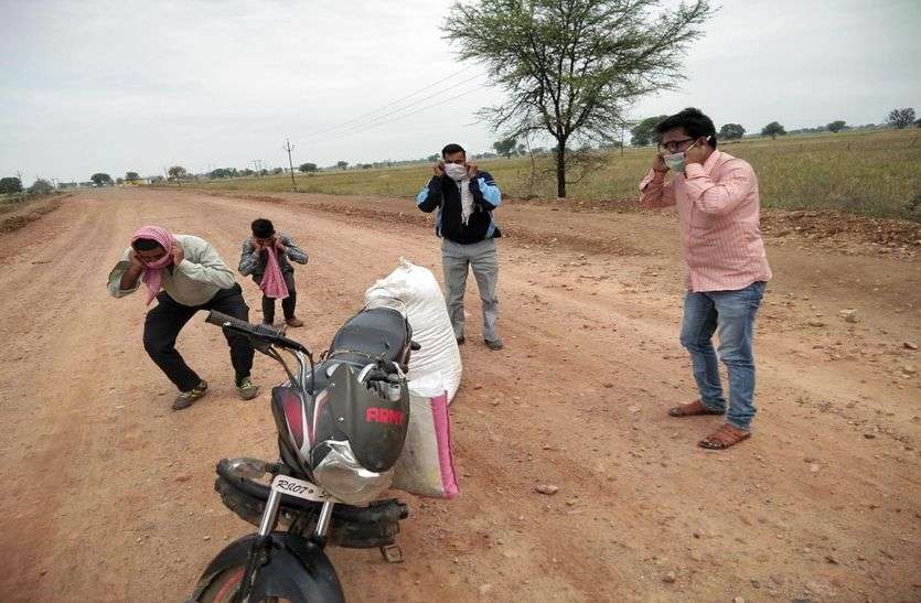 चंबल, चौम्हों पुलिस ने बनाया चैकिंग पॉइंट, तमाशबीनों से कराई उठक-बैठक चंबल, चौम्हों पुलिस ने बनाया चैकिंग पॉइंट, तमाशबीनों से कराई उठक-बैठक