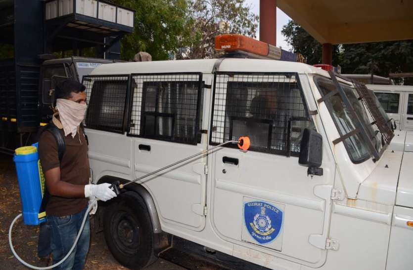 Corona virus : पुलिस के वाहनों पर किया सेनेटाइजर का छिड़काव Corona virus : पुलिस के वाहनों पर किया सेनेटाइजर का छिड़काव