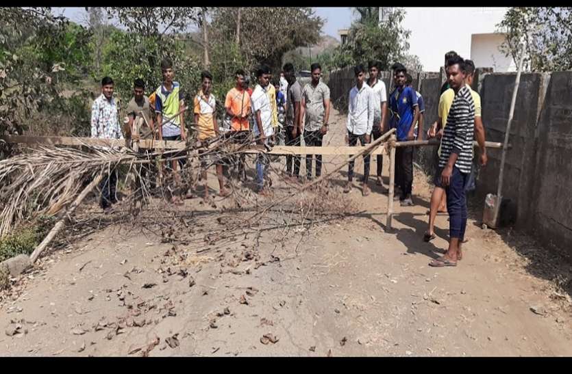 कोरोना महामारी से बचने के लिए नाकाबंदी कर रहे ग्रामीण, कई गांवों में नो इंट्री कोरोना महामारी से बचने के लिए नाकाबंदी कर रहे ग्रामीण, कई गांवों में नो इंट्री