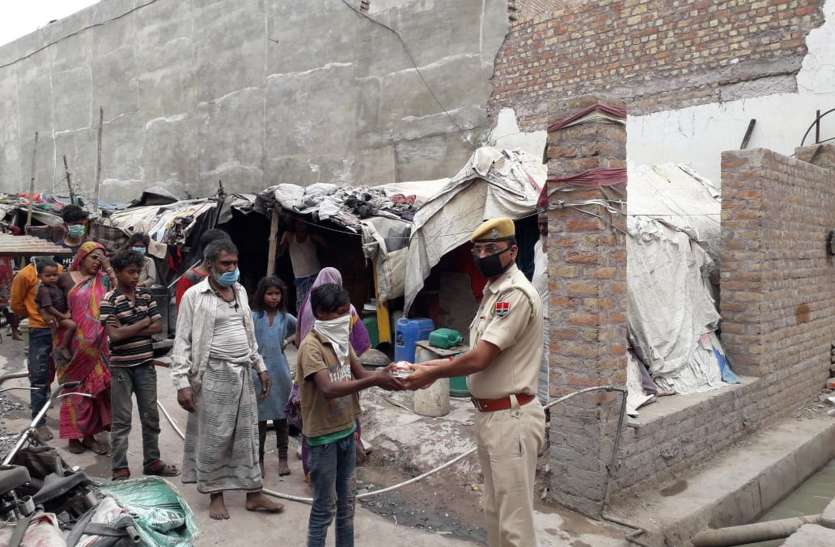 सब्जी व अनाज लोगों को आसानी से मिले ऐसी व्यवस्था कर रही पुलिस सब्जी व अनाज लोगों को आसानी से मिले ऐसी व्यवस्था कर रही पुलिस