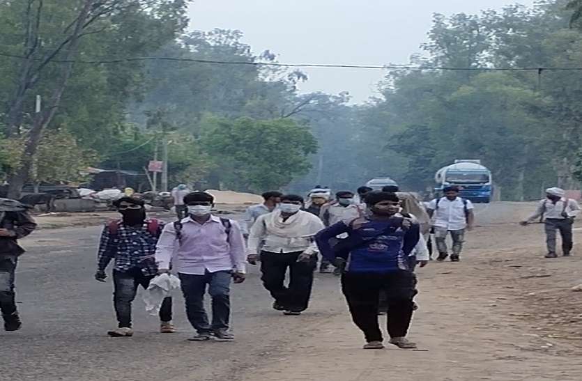 पुलिसकर्मियों ने जोड़े हाथ...अब तो मान जाओ भाई, अपनी और परिवार की करो सुरक्षा पुलिसकर्मियों ने जोड़े हाथ...अब तो मान जाओ भाई, अपनी और परिवार की करो सुरक्षा