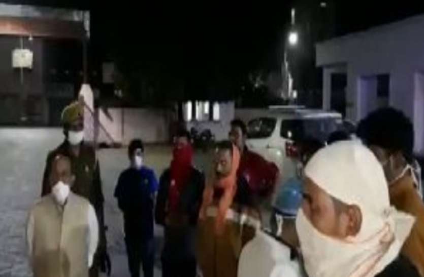 Patrika Breaking News : सांप और युवक को लेकर विधायक जी पहुंचे अस्पताल Patrika Breaking News : सांप और युवक को लेकर विधायक जी पहुंचे अस्पताल