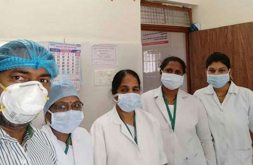 कोरोना के संक्रमण रोकने डॉक्टर और स्टॉफ भी कर रहा संघर्ष बारह घंटे डॉक्टर कर रहे काम, परिवार के लिए भी टाइम नहीं