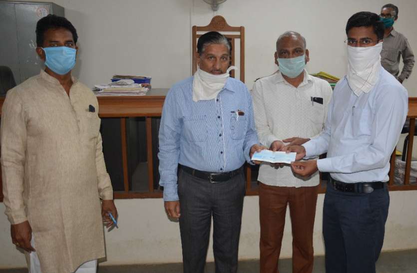 कई लोगों ने सौंपे सहायता राशि के चेक कई लोगों ने सौंपे सहायता राशि के चेक