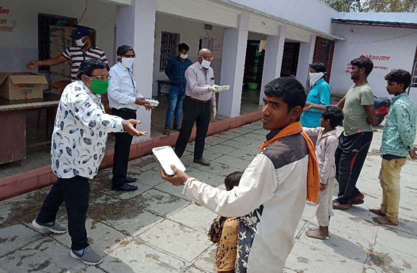 जरूरतमंदों को रोटरी ने बांटे भोजन के पैकेट जरूरतमंदों को रोटरी ने बांटे भोजन के पैकेट