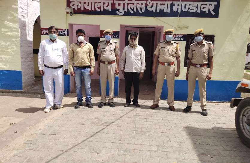 पिता - पुत्र को कोरोना संदिग्ध बताने वाला गिरफ्तार पिता - पुत्र को कोरोना संदिग्ध बताने वाला गिरफ्तार