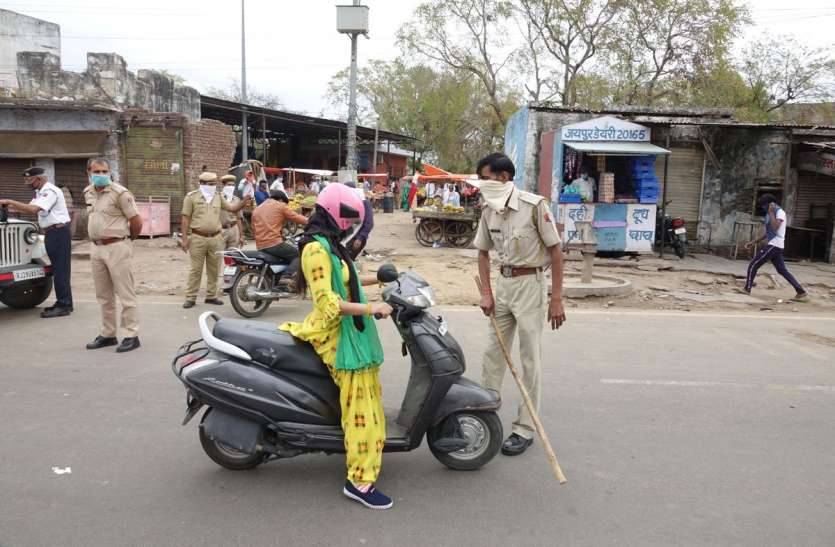 नाकों पर तैनात रहे पुलिसकर्मी, वाहनों का नहीं होने दिया संचालन नाकों पर तैनात रहे पुलिसकर्मी, वाहनों का नहीं होने दिया संचालन