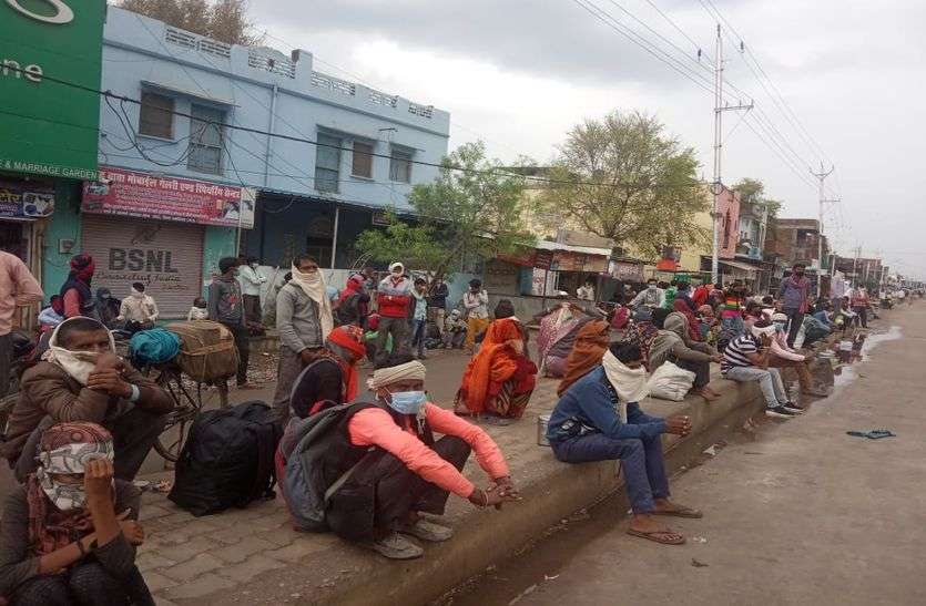 पैदल जा रहे लोगों के लिए प्रशासन ने उपलब्ध कराया वाहन पैदल जा रहे लोगों के लिए प्रशासन ने उपलब्ध कराया वाहन