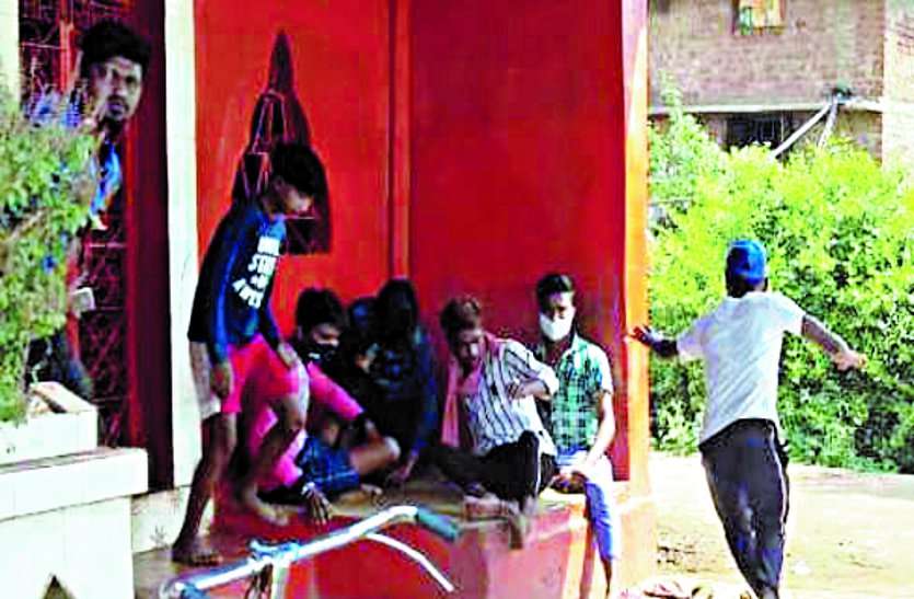 Villagers not yet serious to stop spreading corona virus कोरोना वायरस को फैलने से रोकने के लिए ग्रामीणजन अब तक नहीं हुए गंभीर