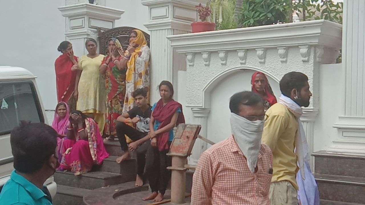 dharmendra_sonkar_ke_parijan.jpg