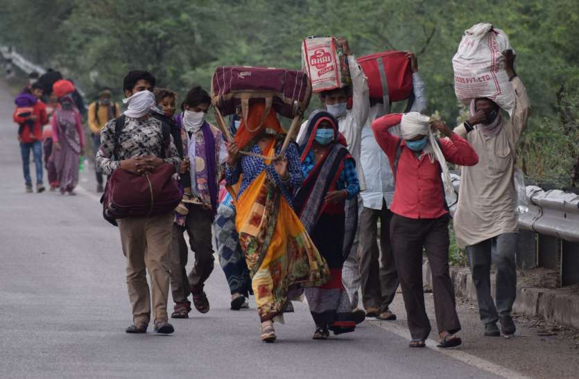 People walking hundreds of kilometers to reach home घर पहुंचने के लिए सैकड़ों किलोमीटर पैदल चल रहै लोग