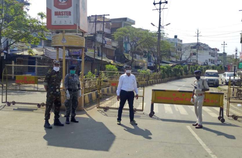 Strictly in view of lockdown, police forces deployed at intersections लॉकडाउन के मद्देनजर सख्ती, चौराहों पर पुलिस बल तैनात