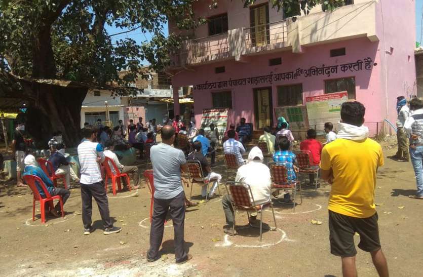 Tehsildar has made chaupal to make arrangements, asked problems व्यवस्था बनाने तहसीलदार ने लगाई चौपाल, पूछी समस्याएं