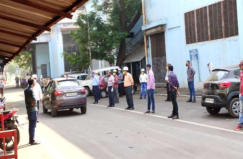 कोरोना खौफ: प्रबंधन के फैसले से नाखुश BSP के नियमित कर्मी काम से लौट, रेलमिल सहित कई विभागों में काम ठप