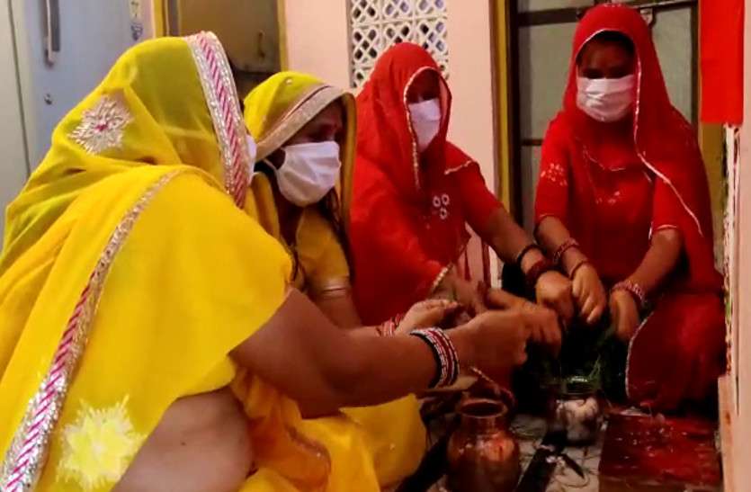 gangaur_1.jpg अपने घरों में ही गणगौर पूज रही महिलाएं, काम आ रही अपील