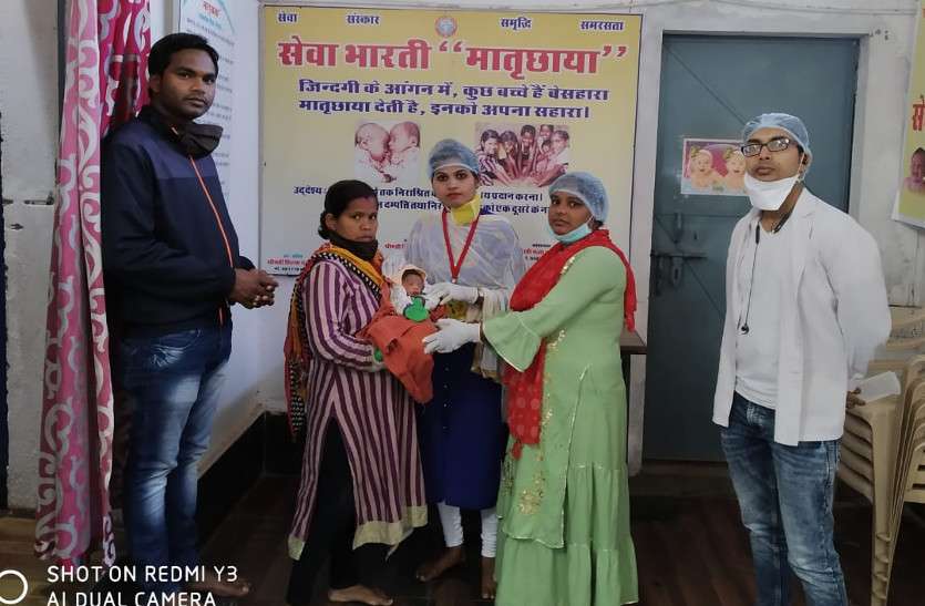 शर्मनाक: कोरोना से बचने जनता कफ्र्यू के दिन सभी अपने घरों में थे कैद, इधर निर्दयी मां ने जन्म लेते ही बेटी को मरने फेंक दिया बाहर, लेकिन... शर्मनाक: कोरोना से बचने सभी अपने घरों में थे कैद, इधर निर्दयी मां ने जन्म लेते ही बेटी को मरने फेंक दिया बाहर, लेकिन...