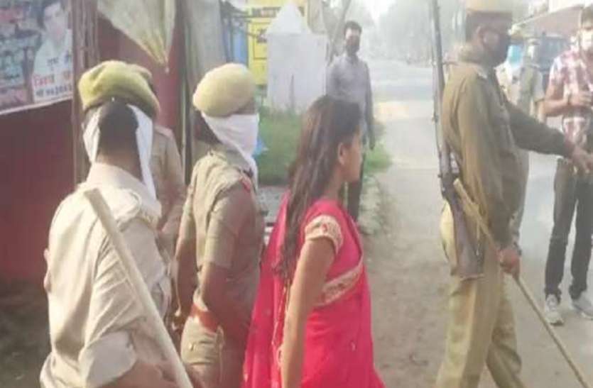 लॉकडाउन का उल्लंघन कर महिला ने किया झाड़फूंक, पुलिस पर किया पथराव लॉकडाउन का उल्लंघन कर महिला ने किया झाड़फूंक, पुलिस पर किया पथराव