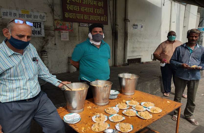 help.jpg कोरोना में भी जिंदा है गंगा—जमुनी मिसाल, एक—दूसरे की मदद के लिए हर संभव प्रयास कर रहे लोग