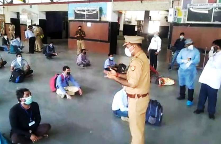 ट्रेन की बोगी में छिपे यात्रियों को जीआरपी ने दबोचा, होम क्वारंटाइन की मुहर लगाकर किया रवाना ट्रेन की बोगी में छिपे यात्रियों को जीआरपी ने दबोचा, होम क्वारंटाइन की मुहर लगाकर किया रवाना