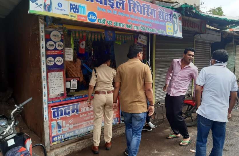 SDM had to hit sticks whne shopkeeper does not agree, Corona, Curfew, itarsi दुकानदार पर एसडीएम को क्यों भांजनी पड़ी लाठी