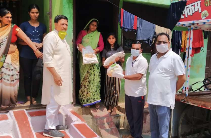 नपाध्यक्ष सामाजिक संगठनों, स्वसहायता समूहों की मदद से बांट रहे भोजन के पैकेट नपाध्यक्ष सामाजिक संगठनों, स्वसहायता समूहों की मदद से बांट रहे भोजन के पैकेट