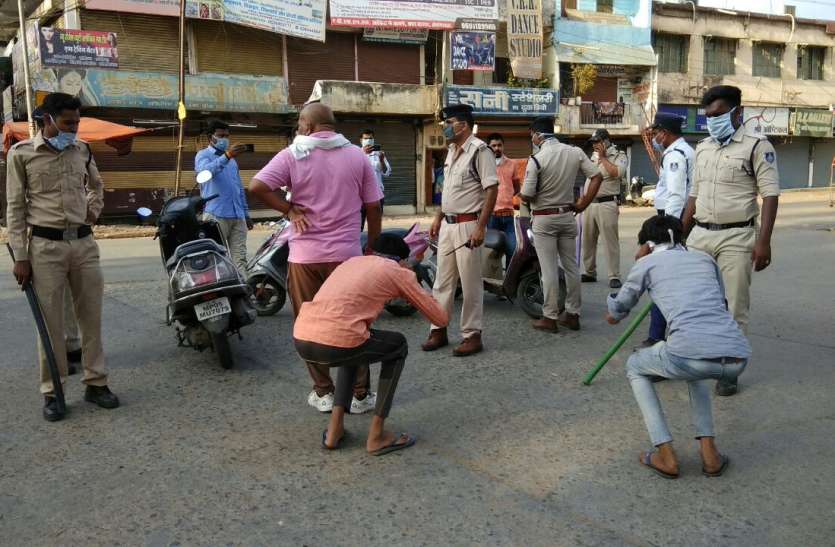 हम नहीं सुधरेंगे: चाहे मुर्गा बनाओ या फिर पिटाई लगाओ..... हम नहीं सुधरेंगे..! चाहे मुर्गा बनाओ या फिर पिटाई लगाओ.....