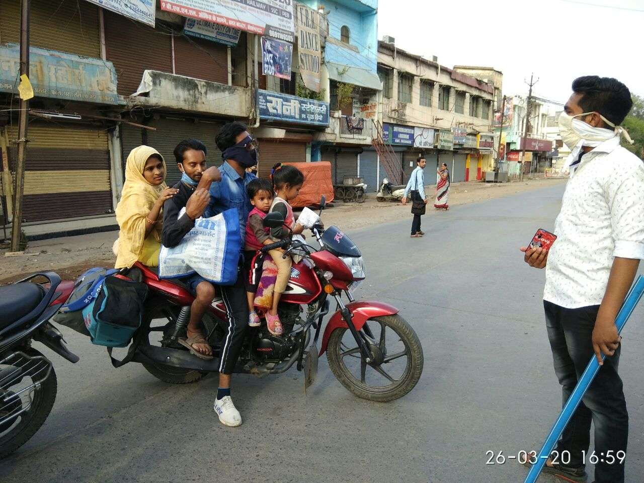हम नहीं सुधरेंगे: चाहे मुर्गा बनाओ या फिर पिटाई लगाओ.....