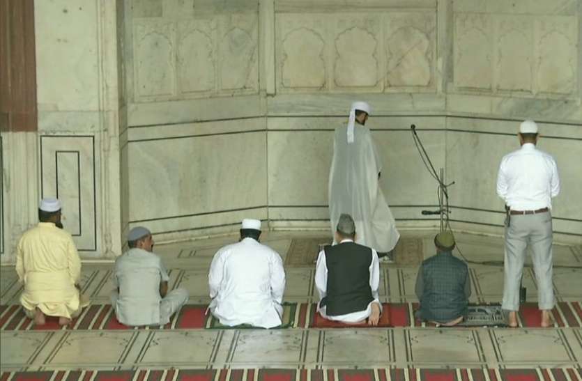jama masjid लॉकडाउनः जामा मस्जिद में पहली बार 10 लोगों ने अदा की नमाज, देशभर में सख्ती से पालन