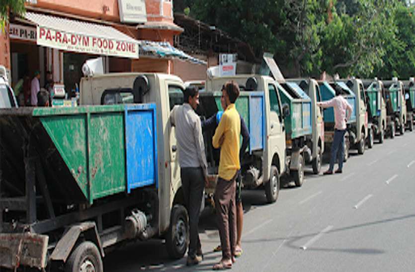 jmc.jpg ठेकेदार कंपनी के हूपर नहीं आते, अब निगम के वाहन उठाएंगे कचरा, कर्मचारियों को मिलेंगे मास्क-सेनेटाइजर