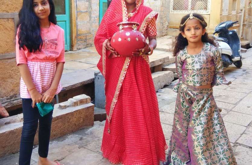 महिलाओं ने गणगौर का व्रत भी ससुराल में खोला महिलाओं ने गणगौर का व्रत भी ससुराल में खोला