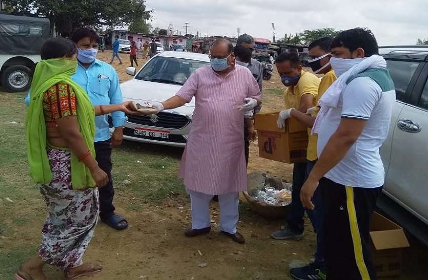 कोरोना लॉक डाउन में फंसे लोगों की मदद को उठे हाथ, लोग करा रहे हैं भोजन कोरोना लॉक डाउन में फंसे लोगों की मदद को उठे हाथ, लोग करा रहे हैं भोजन
