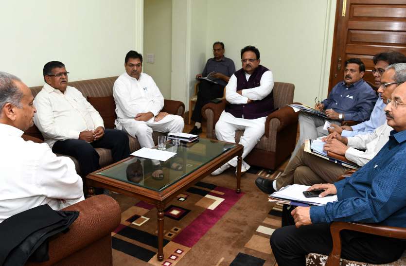 गहलोत से मिले कटारिया और पूनियां, दिए 21 महत्वपूर्ण सुझाव गहलोत से मिले कटारिया और पूनियां, दिए 21 महत्वपूर्ण सुझाव