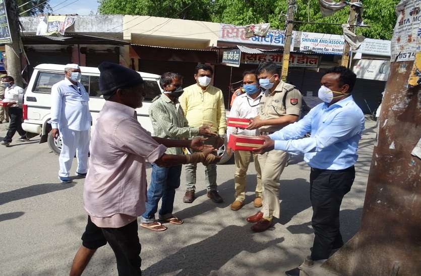 लॉक डाउन: किसी को न हो भोजन की समस्या इसके लिए हुई कन्युनिटी किचेन की शुरुआत लॉक डाउन: किसी को न हो भोजन की समस्या इसके लिए हुई कन्युनिटी किचेन की शुरुआत