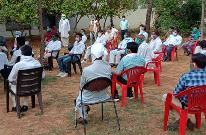 लॉकडाउन का पूरी तरह पालन करें- रमेश मीणा लॉकडाउन का पूरी तरह पालन करें- रमेश मीणा