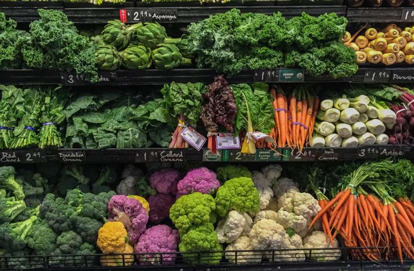 Grocery shop कोरोना की दहशत: महिला के छींकते ही स्टोरकीपर ने दुकान से बाहर फेंका 26 लाख का सामान