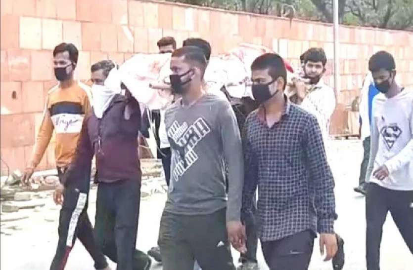 लॉकडाउन के दौरान निकली शव यात्राओं में शामिल हुए 10 से 15 लोग, परिवार ने कहा- घरों में रहकर आत्मा की शांति के लिए करें प्रार्थना लॉकडाउन के दौरान निकली शव यात्राओं में शामिल हुए केवल 10 से 15 लोग, परिवार ने कहा- घरों से ही आत्मा की शांति के लिए करें प्रार्थना