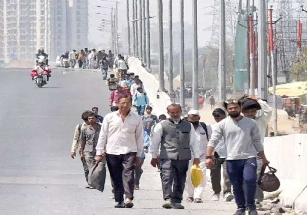 लॉकडाउन के साइड इफेक्ट : हाईवे पर हाथ में झोला, सिर पर गठरी लिए 500 किलोमीटर पैदल ही अपने गांव जा रहे दिहाड़ी मजदूर