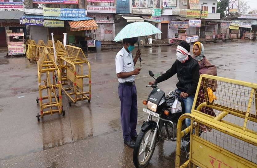 लॉकडाउन: पुलिस का पहरा तो कहीं चकमा देते लोग लॉकडाउन: पुलिस का पहरा तो कहीं चकमा देते लोग