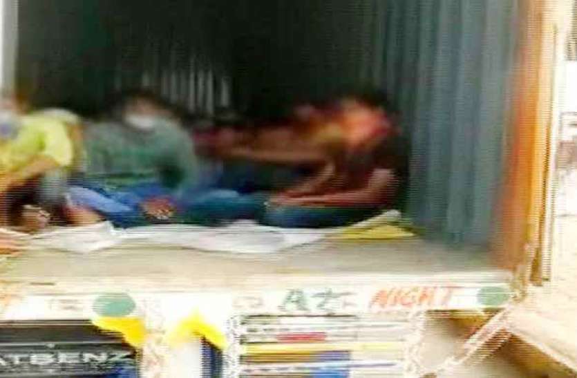 coronavirus Lockdown : दो ट्रकों में छिपकर राजस्थान जा रहे थे 300 मजदूर, पुलिस ने महाराष्ट्र में पकड़ा