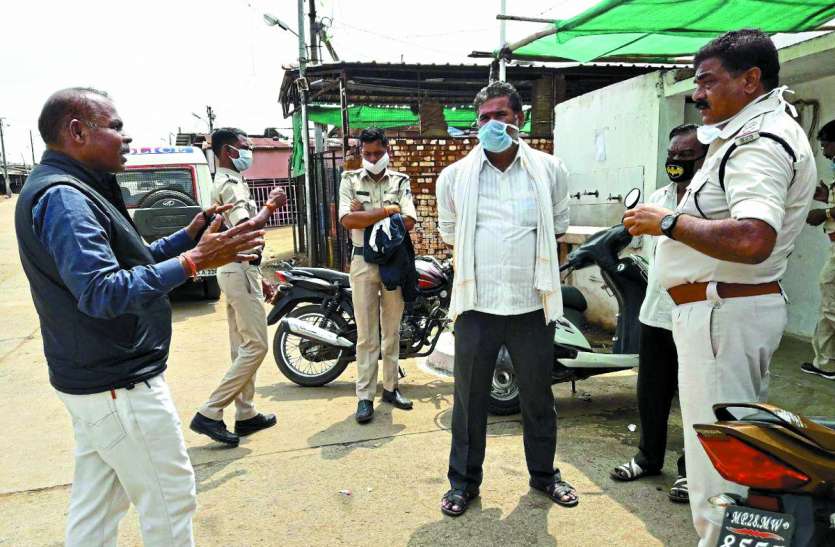 Lockdown: Police has niece sticks if public becomes uncontrollable,Only farmers and chillar sellers will be able to go to the market Lockdown: जनता हुई बेकाबू तो पुलिस ने भांजी लाठियां