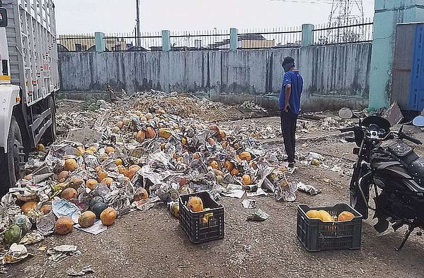 One crore fruit khrab from the havoc of Corona at bhilwara कोरोना के कहर से एक करोड़ के फल ढेर