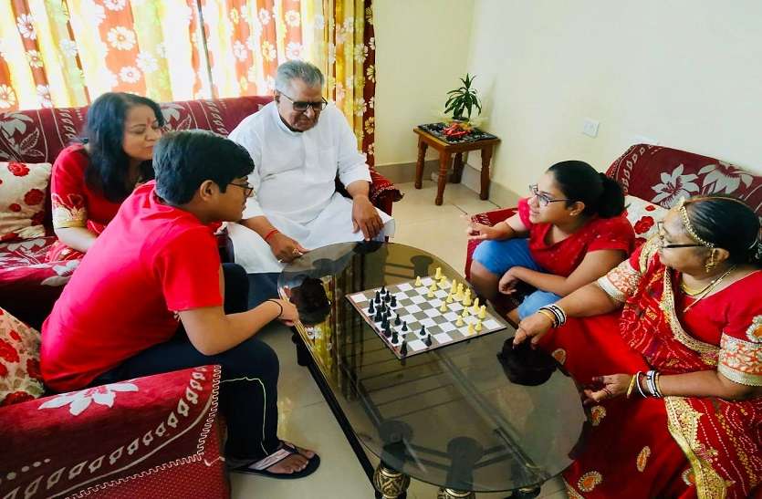 लॉकडाउन, इन दिनों मंत्रीजी कर रहे हैं, वर्क फ्रॉम होम